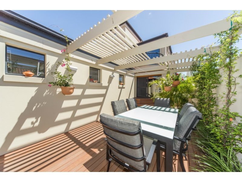 2/33 Drake Avenue, Paradise Point QLD 4216