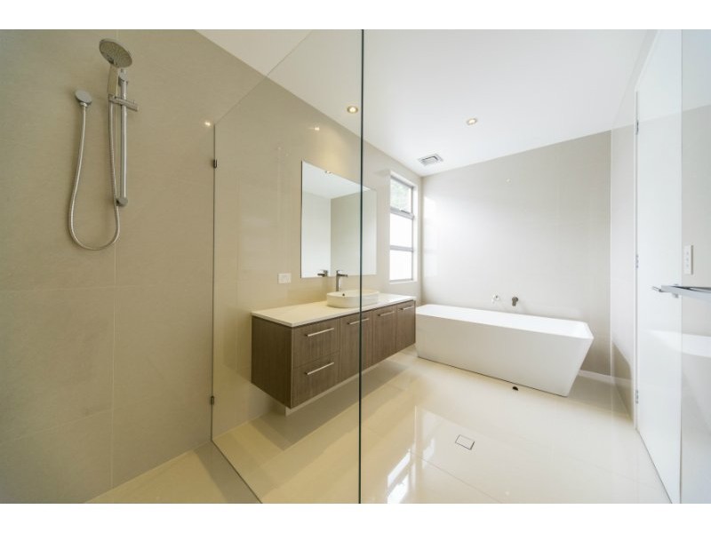 4A Drake Avenue, Paradise Point QLD 4216