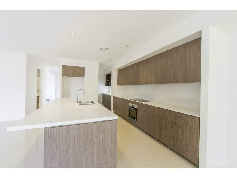 4B Drake Avenue, Paradise Point QLD 4216