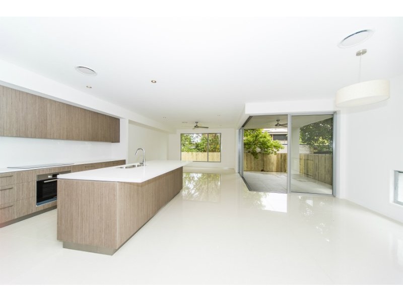 4B Drake Avenue, Paradise Point QLD 4216