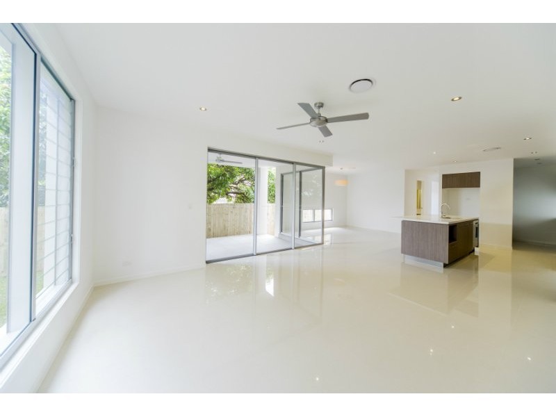 4B Drake Avenue, Paradise Point QLD 4216