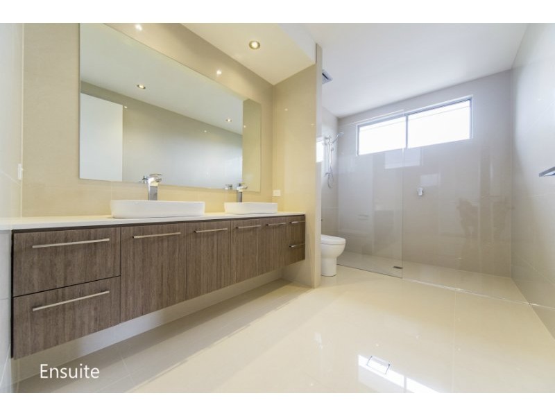 4B Drake Avenue, Paradise Point QLD 4216