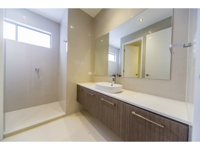 4B Drake Avenue, Paradise Point QLD 4216