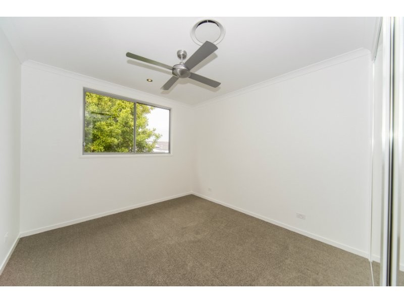 4B Drake Avenue, Paradise Point QLD 4216