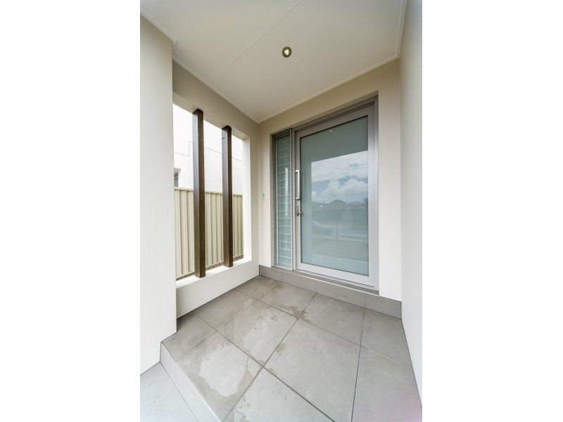 4B Drake Avenue, Paradise Point QLD 4216