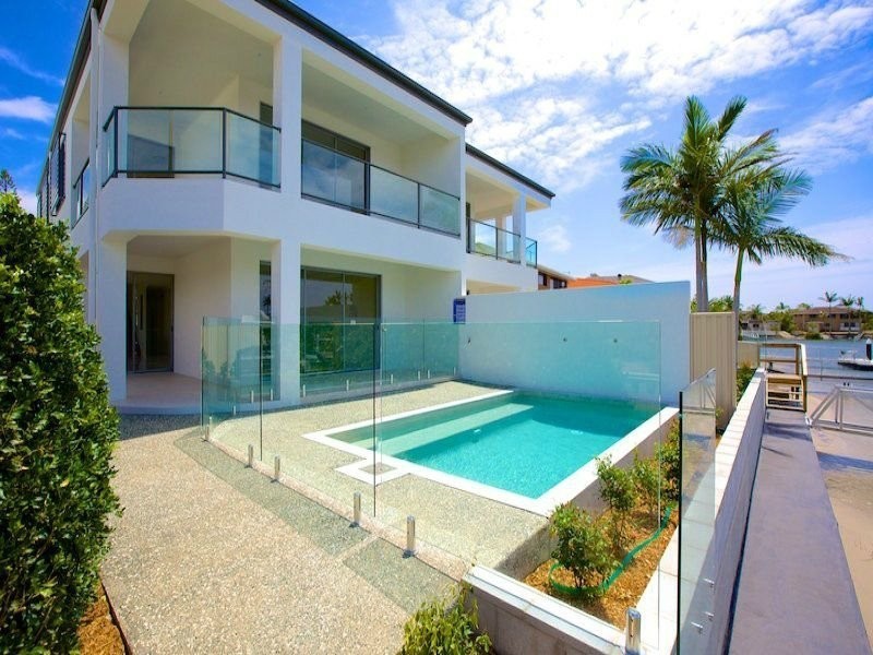 2/107 Bayview Street, Runaway Bay QLD 4216