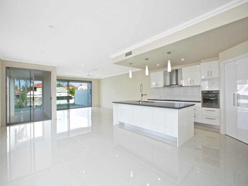 2/107 Bayview Street, Runaway Bay QLD 4216