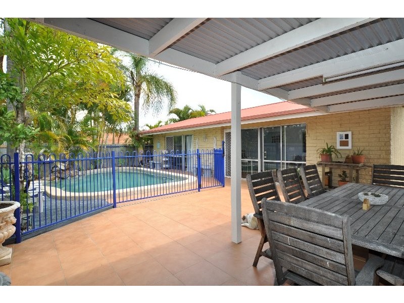 2/5 Rosalind Avenue, Paradise Point QLD 4216