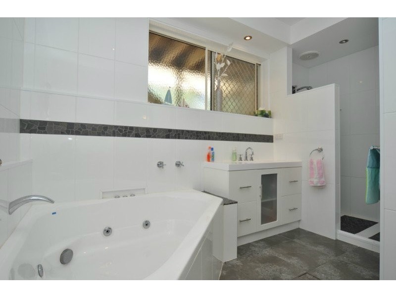 24 Killowill Avenue, Paradise Point QLD 4216