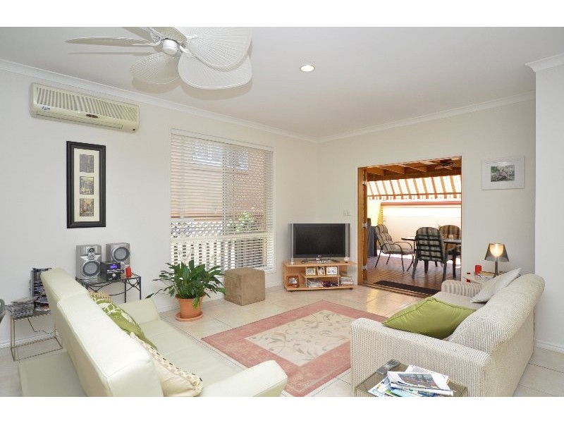 2/16 Oleander Avenue, Biggera Waters QLD 4216