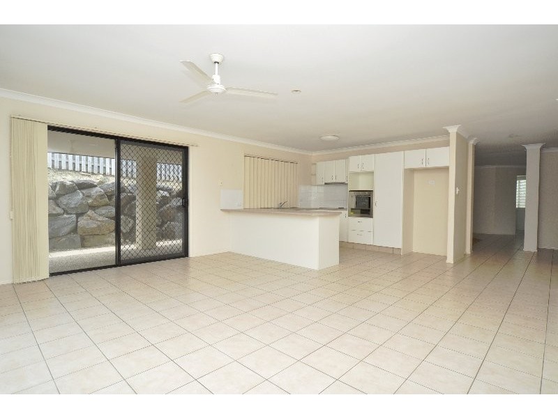 11 Yaldara Street, Pacific Pines QLD 4211