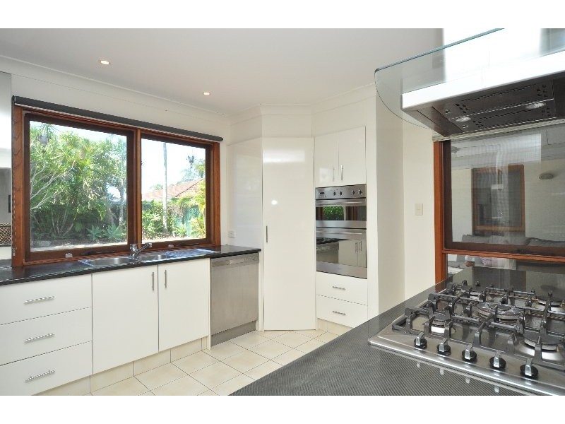 15 Sundown Drive, Paradise Point QLD 4216