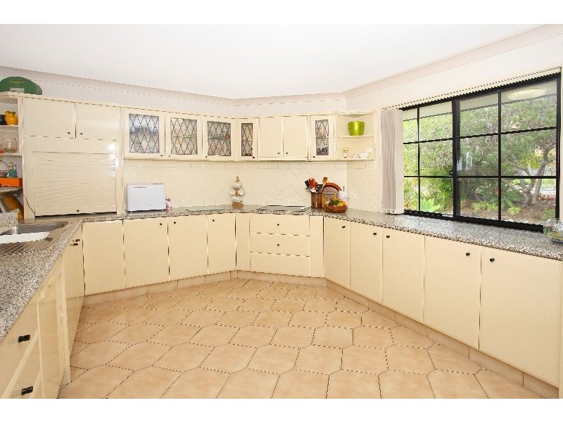 2 Chichester Drive, Arundel QLD 4214