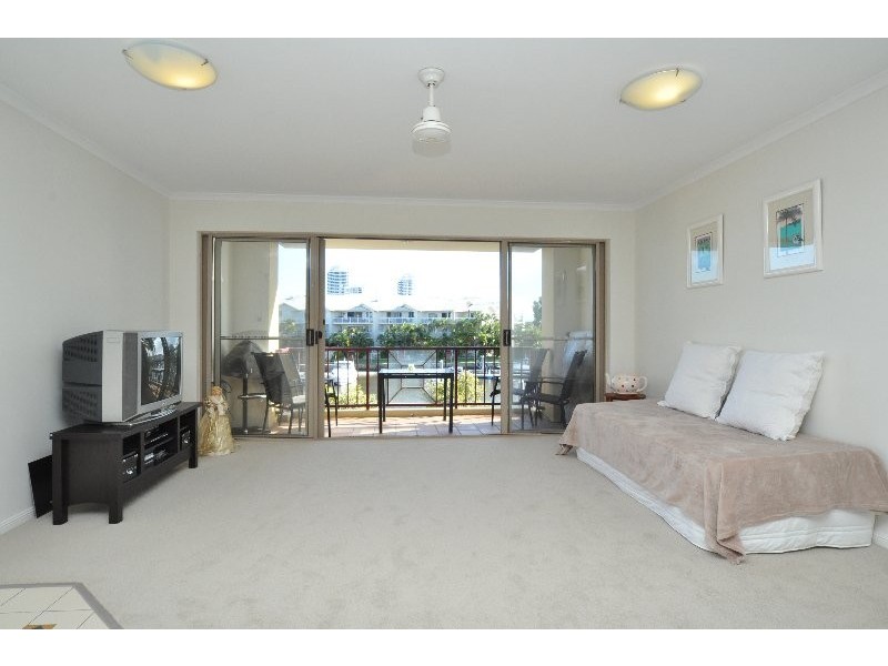 11/18 Jennifer Ave, Runaway Bay QLD 4216