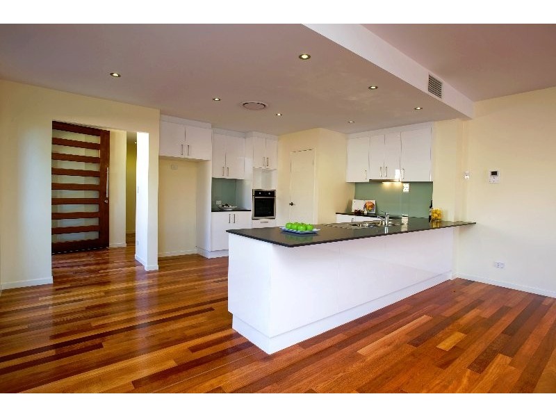 2/21 Donald Avenue, Paradise Point QLD 4216