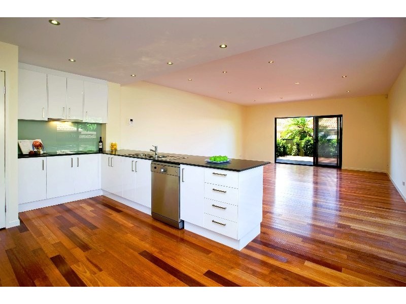 2/21 Donald Avenue, Paradise Point QLD 4216