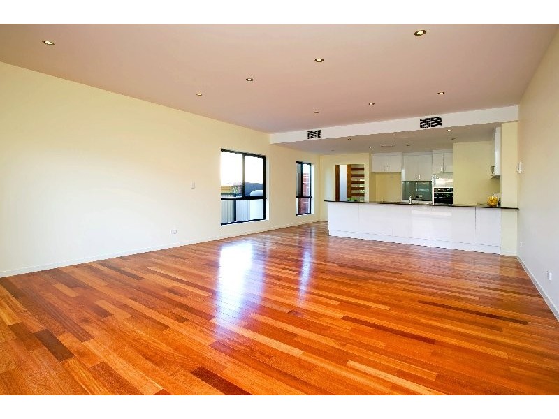 2/21 Donald Avenue, Paradise Point QLD 4216