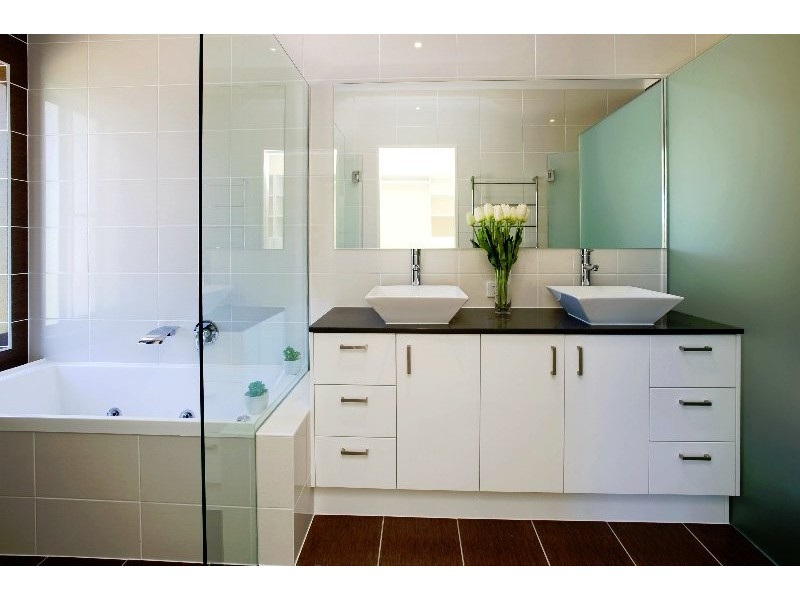 2/21 Donald Avenue, Paradise Point QLD 4216