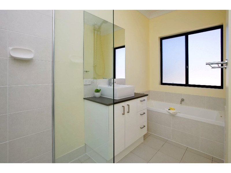 2/21 Donald Avenue, Paradise Point QLD 4216