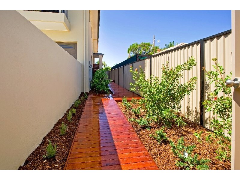 2/21 Donald Avenue, Paradise Point QLD 4216