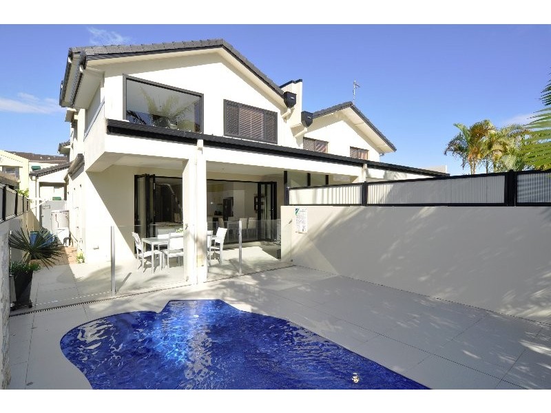 2/15 Jennifer Avenue, Runaway Bay QLD 4216