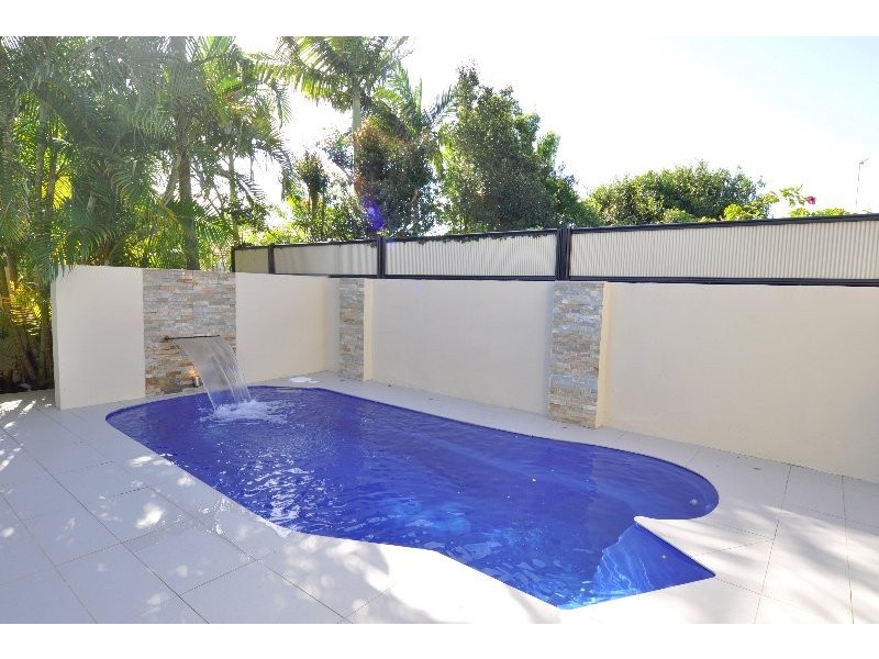 2/15 Jennifer Avenue, Runaway Bay QLD 4216