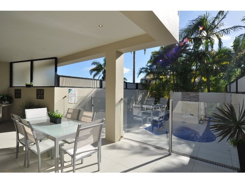 2/15 Jennifer Avenue, Runaway Bay QLD 4216