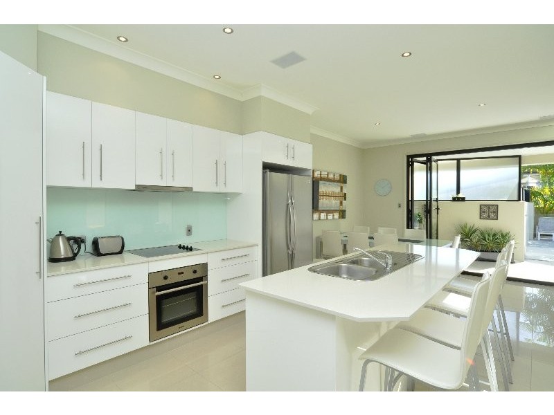 2/15 Jennifer Avenue, Runaway Bay QLD 4216