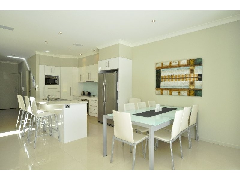 2/15 Jennifer Avenue, Runaway Bay QLD 4216