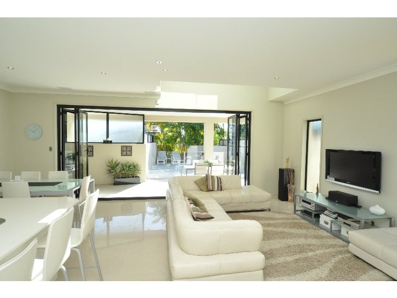 2/15 Jennifer Avenue, Runaway Bay QLD 4216