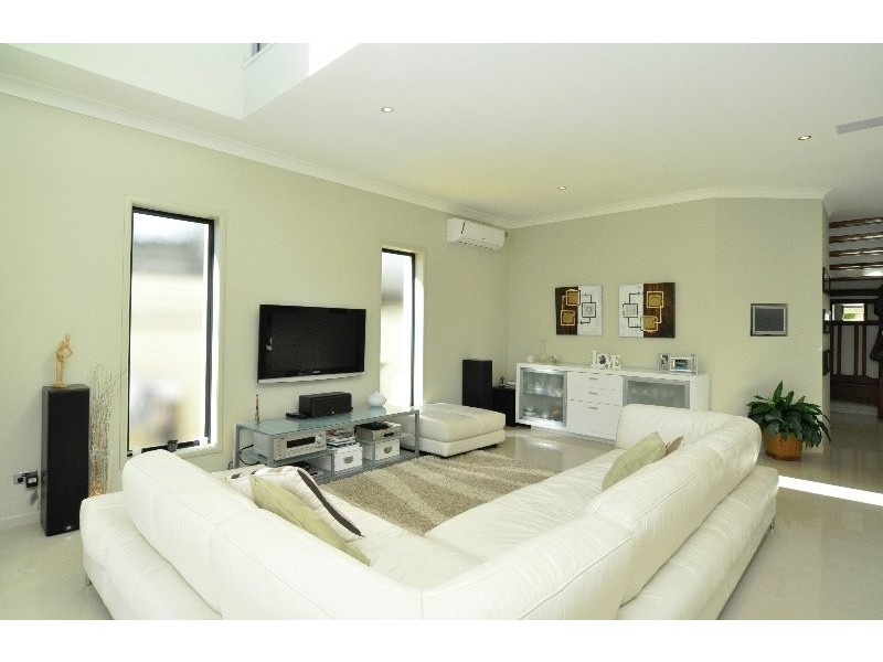 2/15 Jennifer Avenue, Runaway Bay QLD 4216