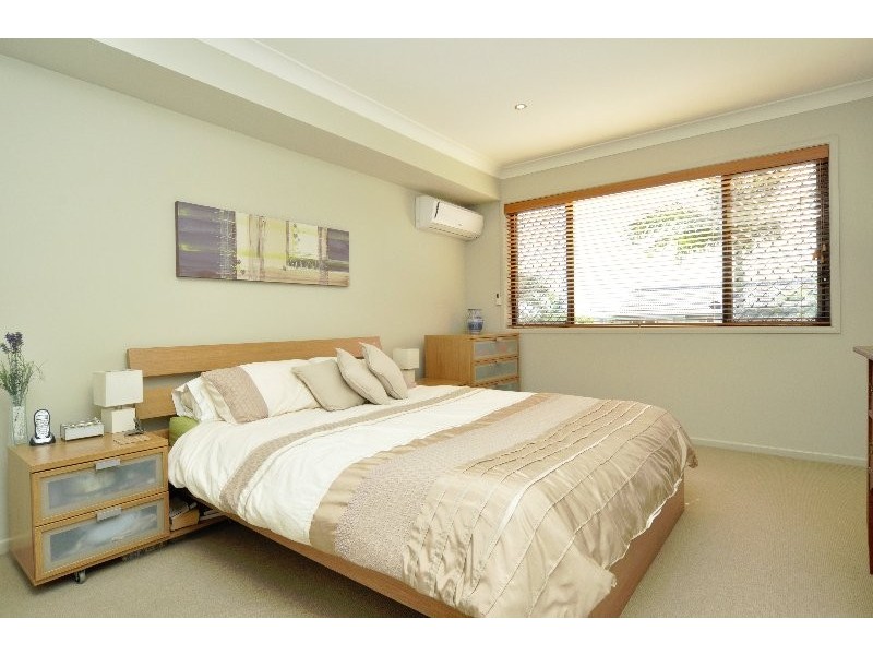 2/15 Jennifer Avenue, Runaway Bay QLD 4216