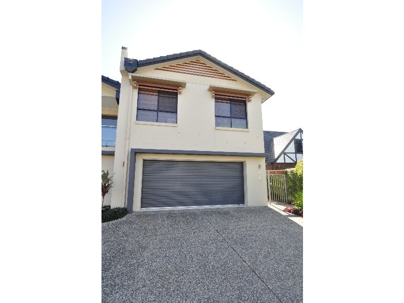 2/15 Jennifer Avenue, Runaway Bay QLD 4216