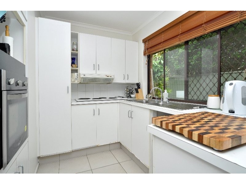 2/10 Telopea Street, Labrador QLD 4215