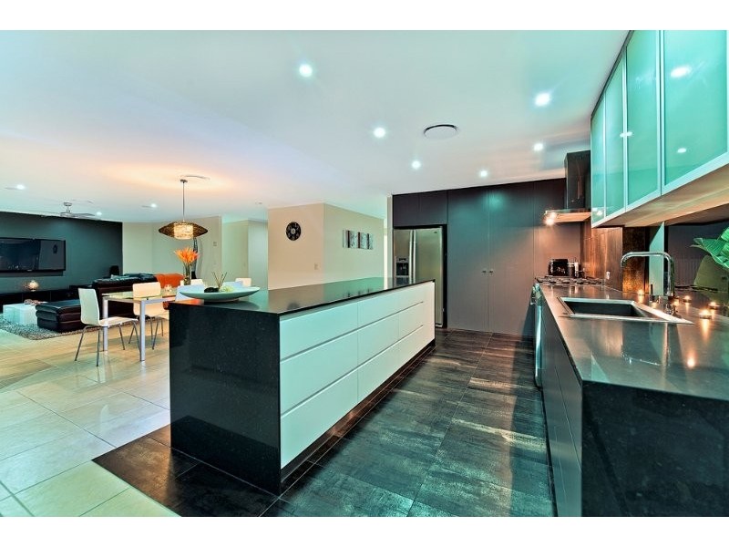 6 Kikori Crescent, Runaway Bay QLD 4216