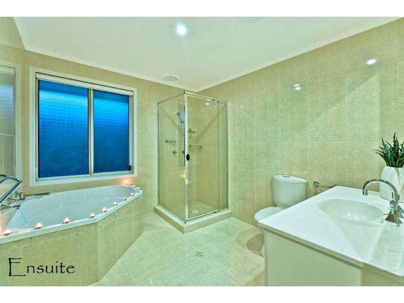 6 Kikori Crescent, Runaway Bay QLD 4216