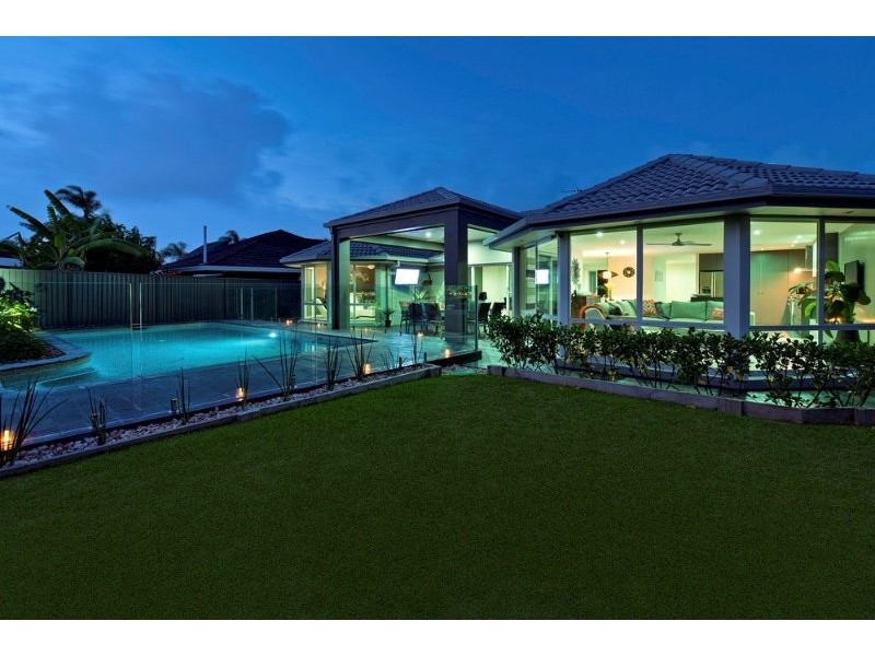 6 Kikori Crescent, Runaway Bay QLD 4216