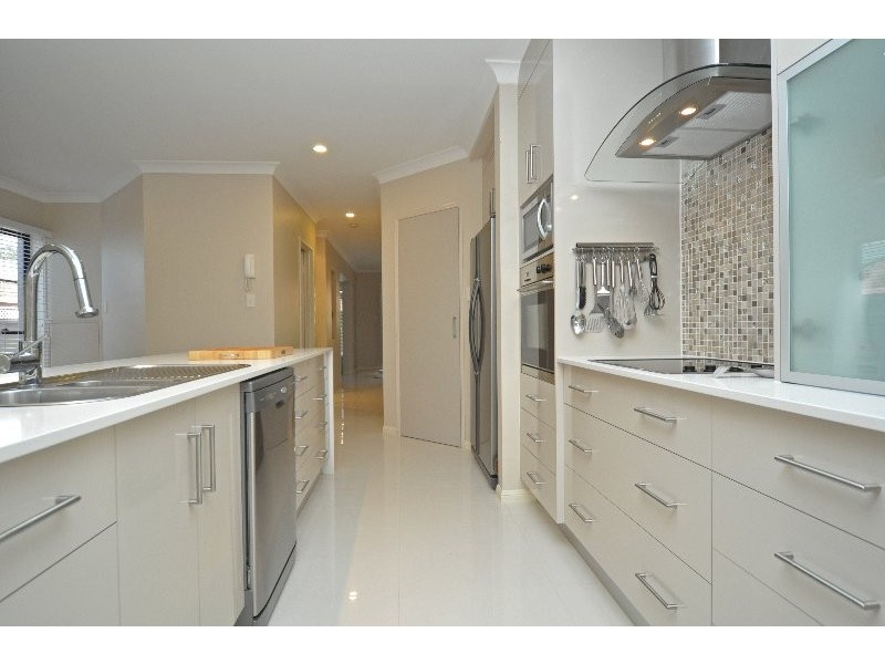 2/33 Drake Avenue, Paradise Point QLD 4216