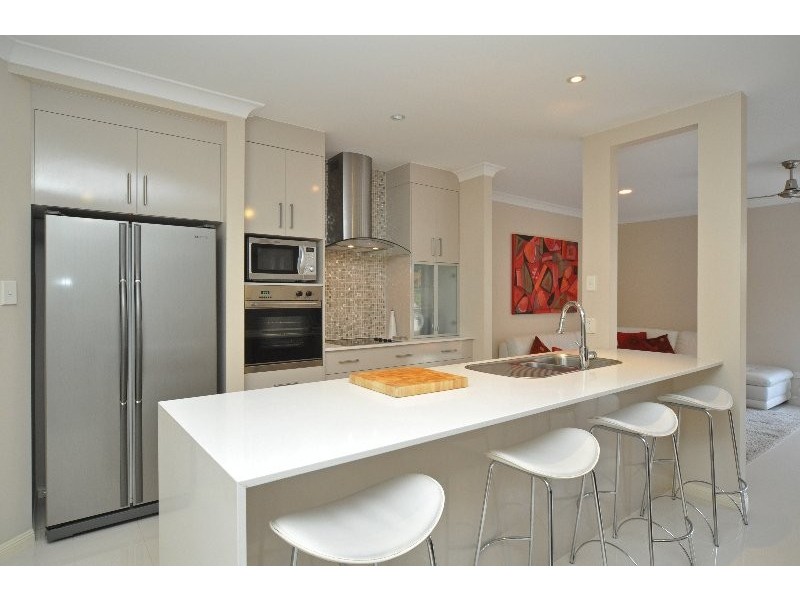 2/33 Drake Avenue, Paradise Point QLD 4216