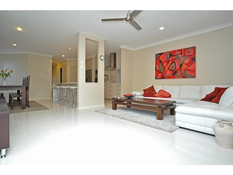 2/33 Drake Avenue, Paradise Point QLD 4216