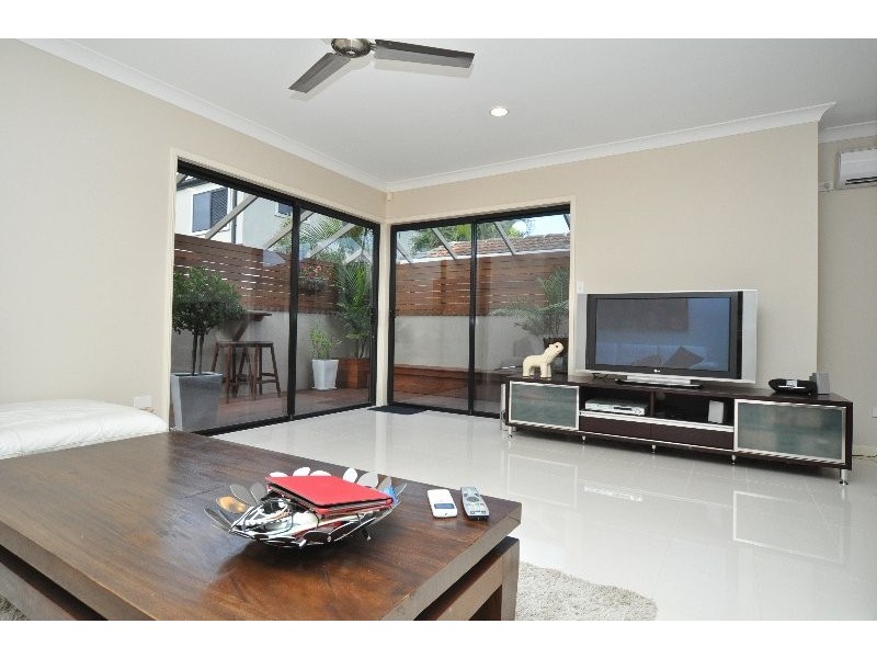 2/33 Drake Avenue, Paradise Point QLD 4216