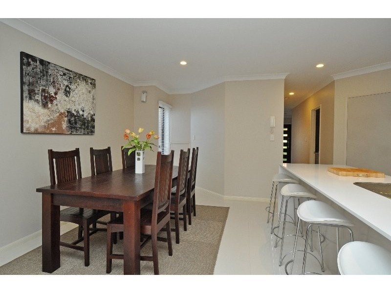 2/33 Drake Avenue, Paradise Point QLD 4216