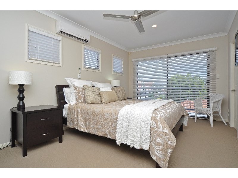2/33 Drake Avenue, Paradise Point QLD 4216