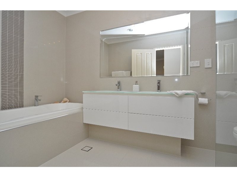 2/33 Drake Avenue, Paradise Point QLD 4216