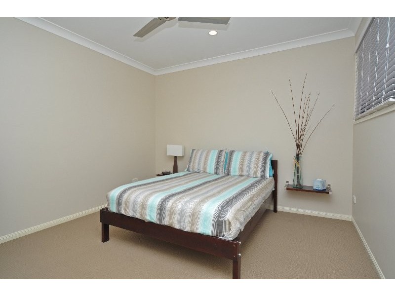 2/33 Drake Avenue, Paradise Point QLD 4216
