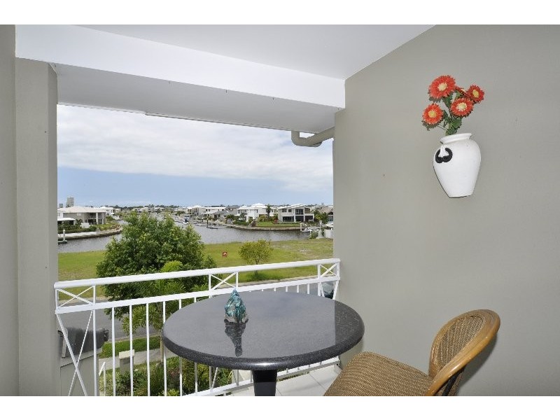 2/62 Compass Drive, Biggera Waters QLD 4216