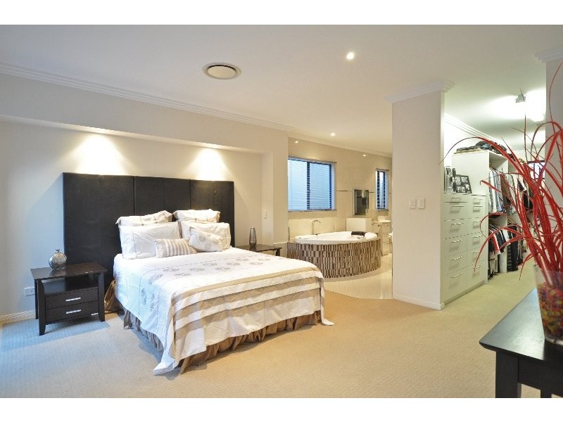 102 Compass Drive, Biggera Waters QLD 4216
