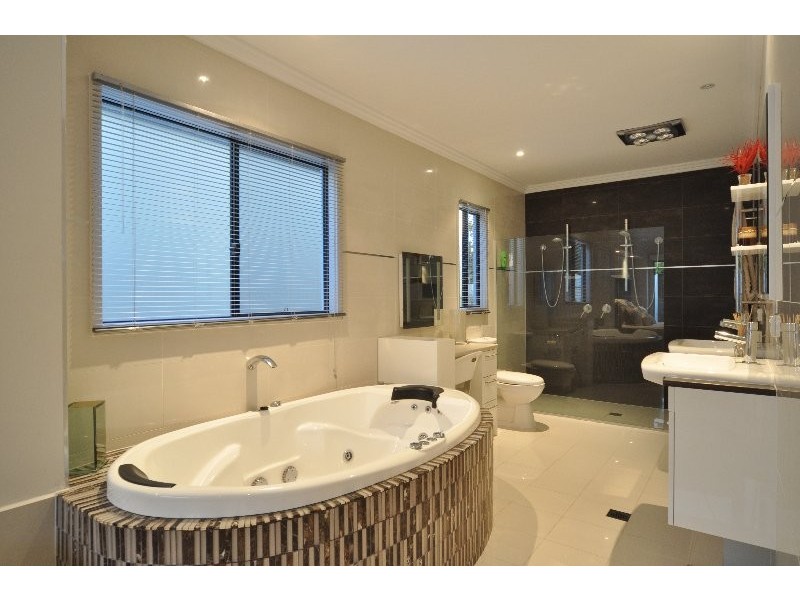 102 Compass Drive, Biggera Waters QLD 4216