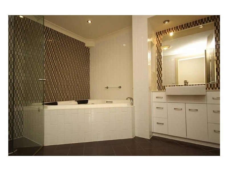 2/54 Markham Avenue, Runaway Bay QLD 4216