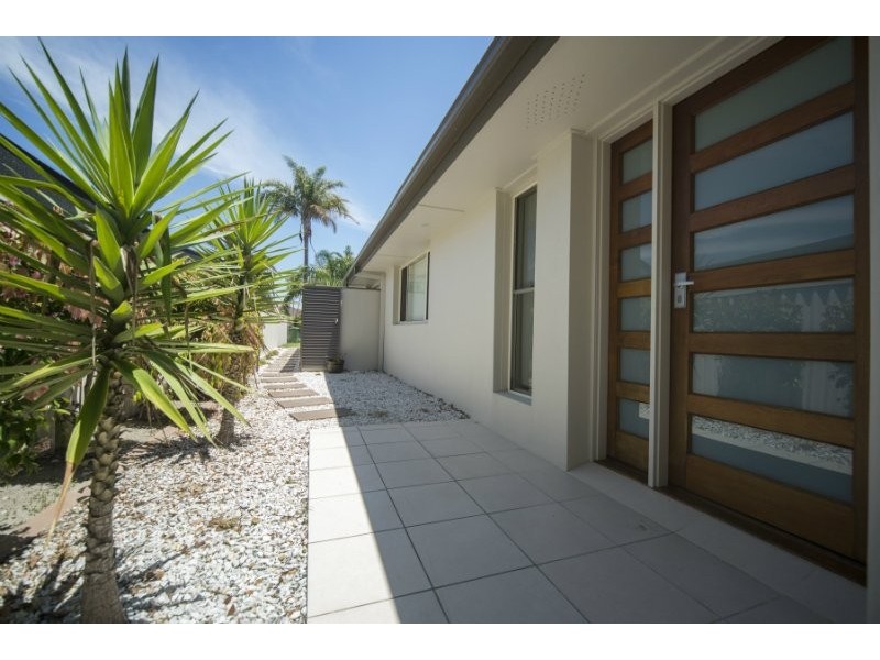 2/27 Drake Avenue, Paradise Point QLD 4216